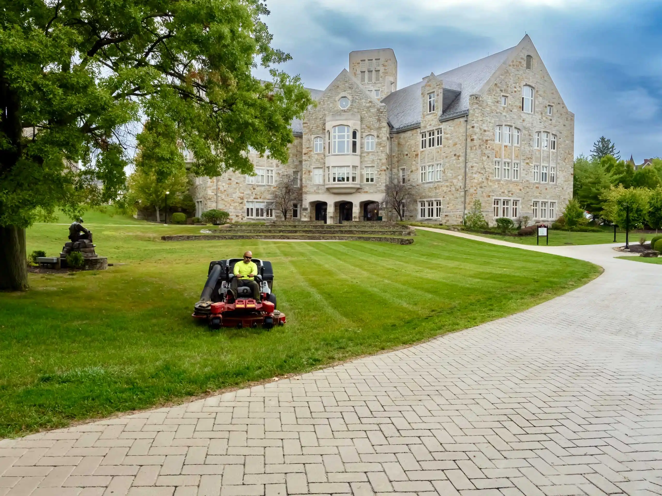 Pittsburgh, PA Commercial Lawn Mowing Service